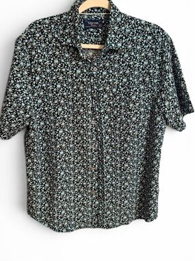 Short-Sleeve Button-Down Shirt in Black with Light Blue Floral